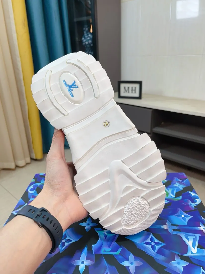 Men's men's shoes 💰580🌸🌸 LV style is novel and fashionable, the upper is made of imported cowhide + LV special materials! Super trendy design! It’s eye-catching! The leather is soft, delicate, shiny and translucent, showing the ultimate in pure handcraftsmanship, and the mesh is soft, comfortable and breathable! Size: 39-44 (38 45 customized)